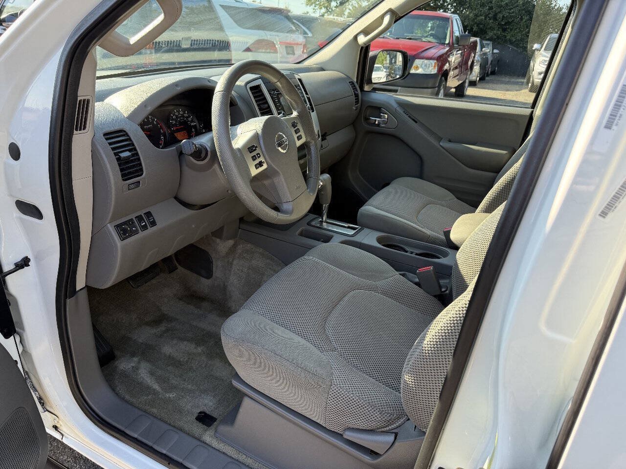 Used 2015 Nissan Frontier SV AWD/4WD image 8