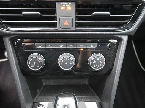 Certified 2023 Volkswagen Taos SE image 4