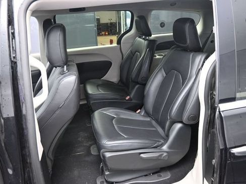 Used 2024 Chrysler Pacifica Limited FWD image 13
