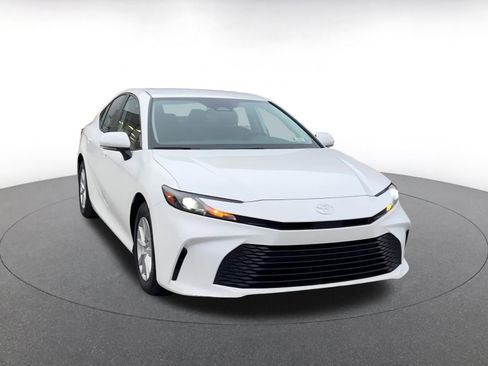 Used 2025 Toyota Camry LE image 3
