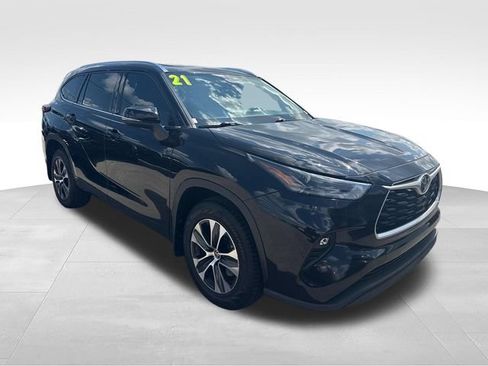 Used 2021 Toyota Highlander XLE AWD/4WD image 7