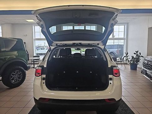 Used 2020 Jeep Compass Latitude w/ Cold Weather Group AWD/4WD image 28