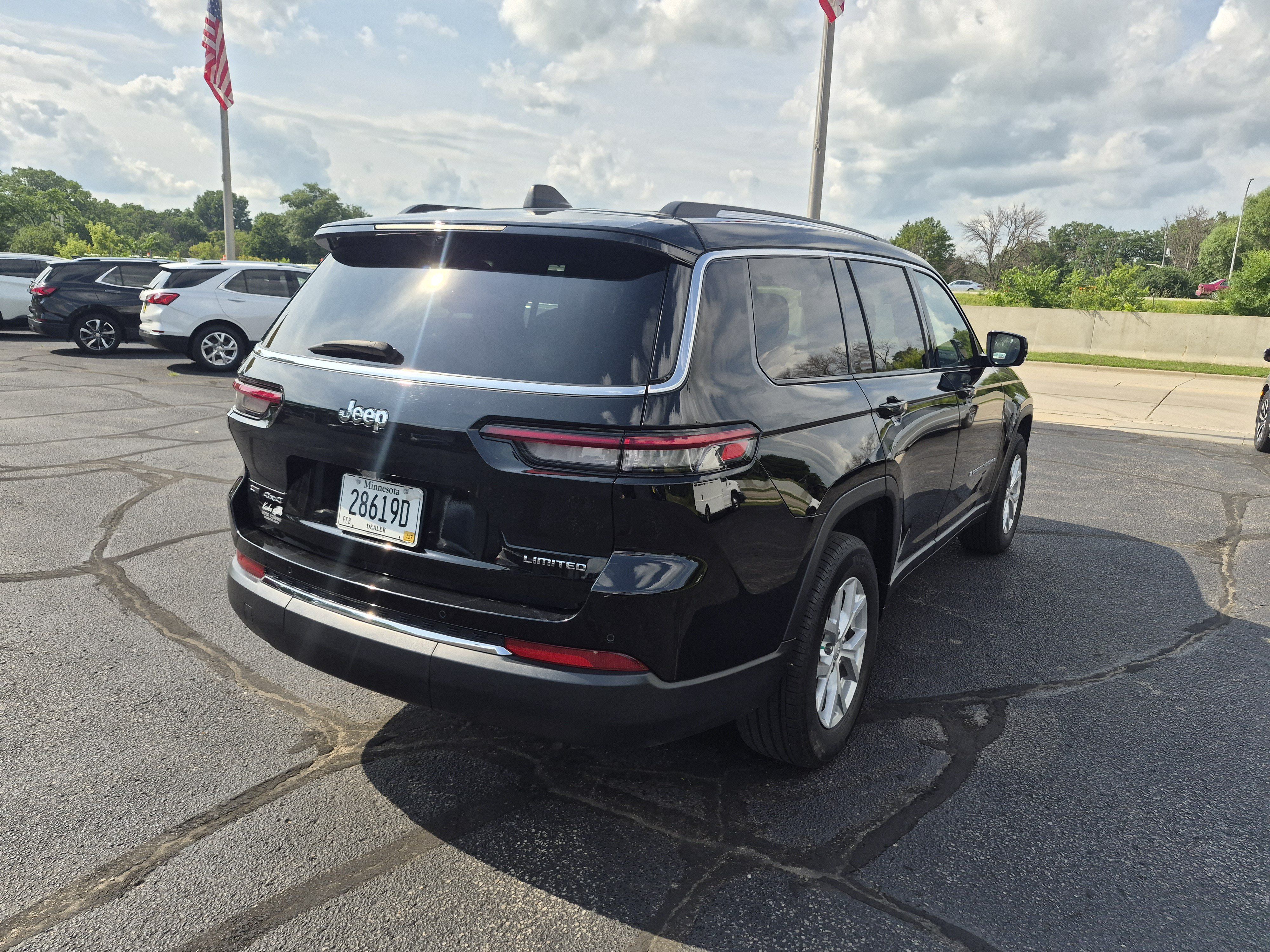 Used 2023 Jeep Grand Cherokee L Limited w/ Luxury Tech Group II AWD/4WD image 8