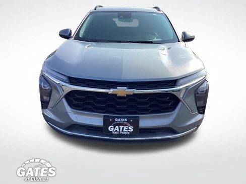 Used 2024 Chevrolet Trax LT w/ Driver Confidence Package FWD image 2