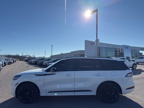 Used 2025 Lincoln Aviator Reserve w/ Equipment Group 201A image 8