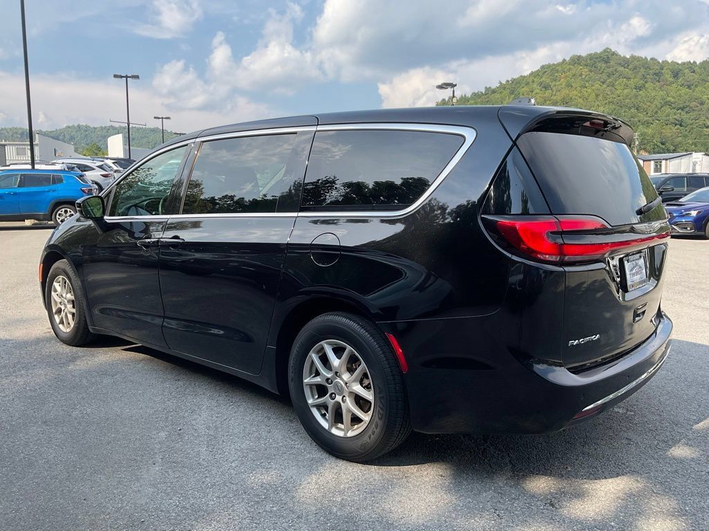 Used 2024 Chrysler Pacifica Touring-L FWD image 4