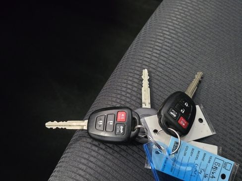 Certified 2016 Toyota Camry SE FWD image 31