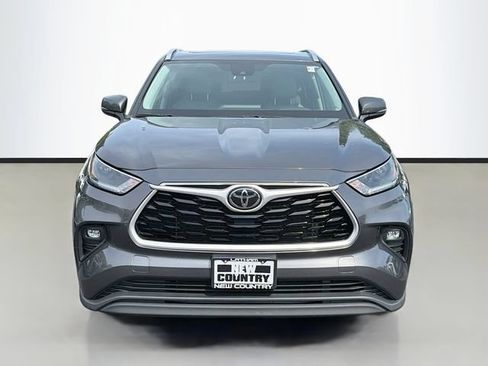 Used 2021 Toyota Highlander XLE AWD/4WD image 2