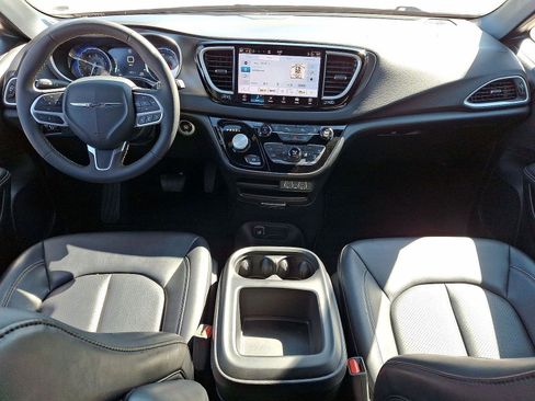 Used 2025 Chrysler Pacifica Select image 10