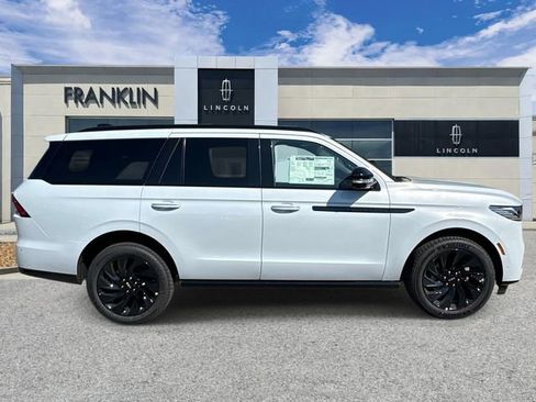 New 2025 Lincoln Navigator Reserve w/ Jet Appearance Package AWD/4WD image 8