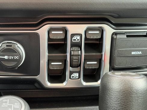Used 2024 Jeep Wrangler Unlimited Sahara AWD/4WD image 19