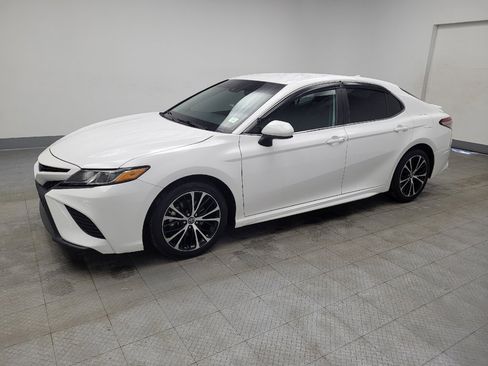 Used 2019 Toyota Camry SE image 2