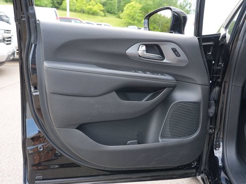 Used 2025 Chrysler Pacifica Select FWD image 14