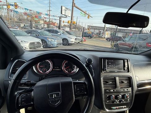 Used 2018 Dodge Grand Caravan SXT image 14