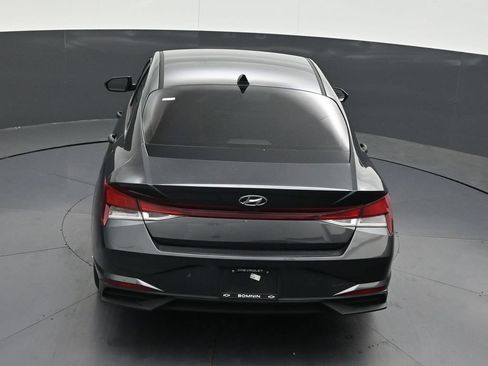 Used 2021 Hyundai Elantra SEL w/ Preferred Accessory Package FWD image 18