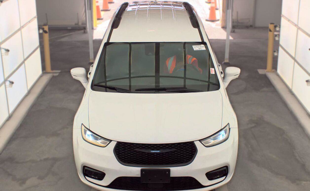 Used 2021 Chrysler Pacifica Touring-L w/ Uconnect Theater Family Group FWD image 16