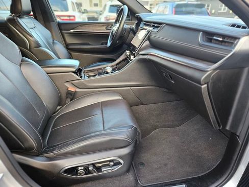 Used 2022 Jeep Grand Cherokee Overland w/ Luxury Tech Group IV image 9