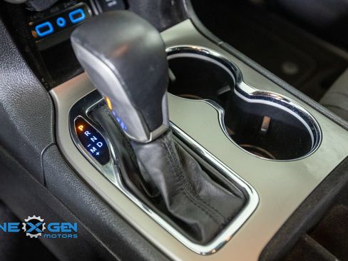 Used 2019 Jeep Grand Cherokee Laredo AWD/4WD image 23