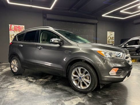 Used 2018 Ford Escape SE FWD image 3
