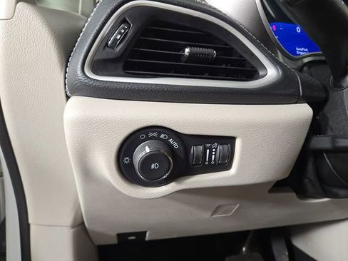 Used 2024 Chrysler Pacifica Limited FWD image 28