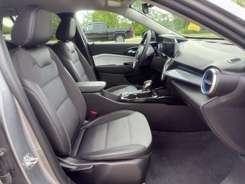 Used 2025 Chevrolet Trax LT FWD image 34