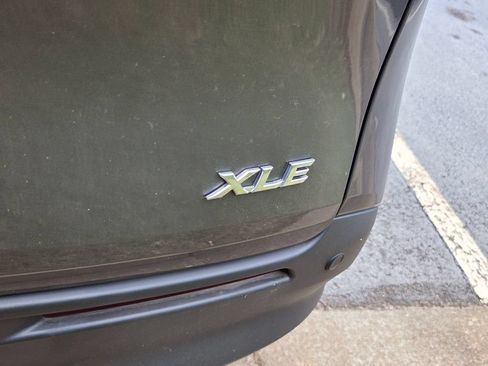 Used 2025 Toyota Sienna XLE FWD image 8