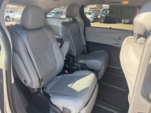 Used 2023 Toyota Sienna Limited image 12