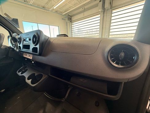 Used 2025 Mercedes-Benz Sprinter 2500 image 21