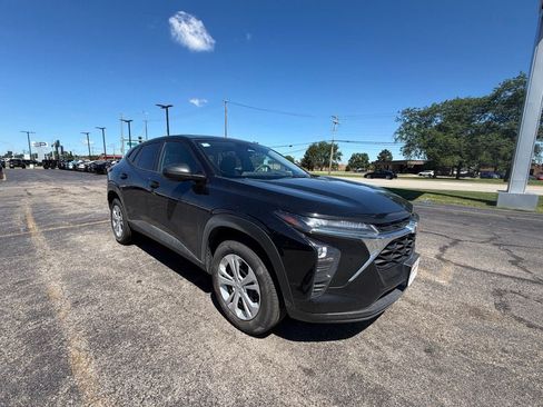 Used 2025 Chevrolet Trax LS FWD image 8
