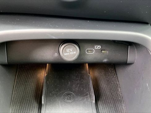 Used 2023 Volvo XC40 Recharge Ultimate image 37