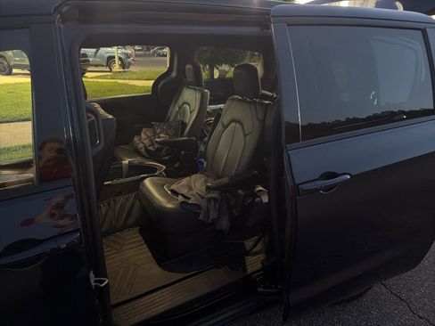 Used 2018 Chrysler Pacifica Touring-L Plus w/ Advanced Safetytec Group image 15