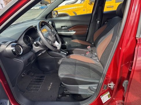 Used 2019 Nissan Kicks SR image 5