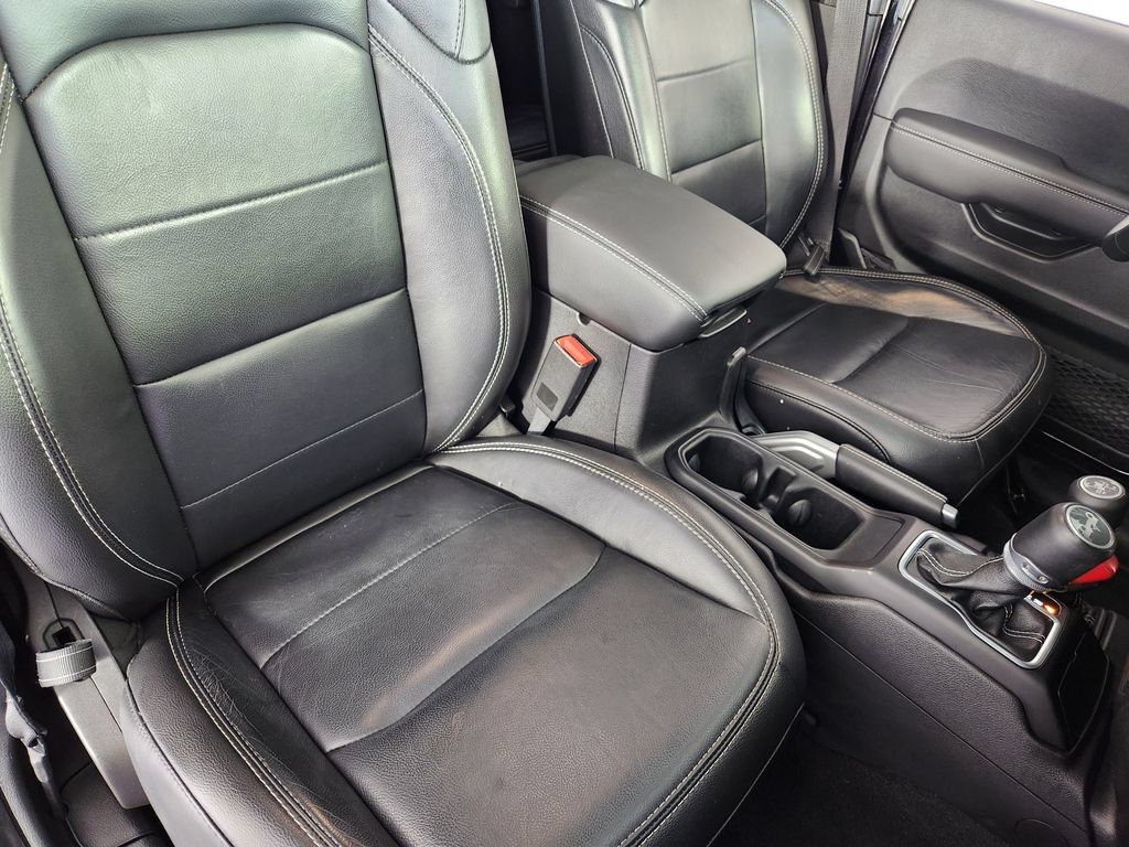 Used 2019 Jeep Wrangler Unlimited Sahara w/ Dual Top Group AWD/4WD image 11