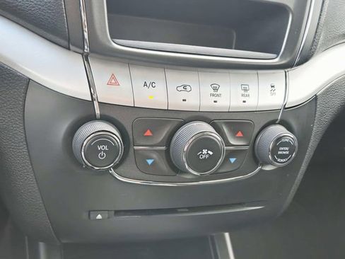 Used 2014 Dodge Journey SXT w/ Flexible Seating Group image 25