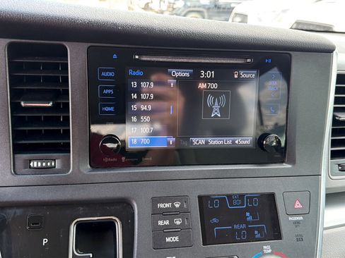 Used 2017 Toyota Sienna LE FWD image 21