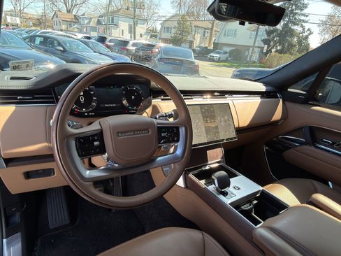 Used 2025 Land Rover Range Rover SE image 12