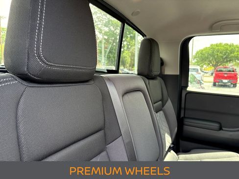 Used 2025 Nissan Frontier SV w/ SV Convenience Package RWD image 10