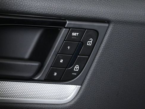 Used 2025 Porsche Cayenne image 31