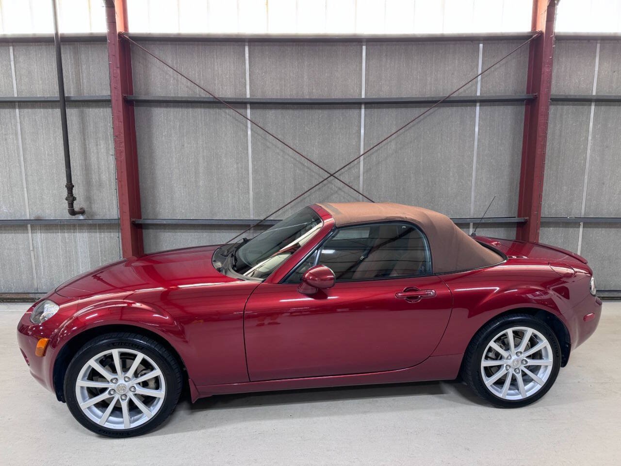 Used 2007 MAZDA MX-5 Miata Grand Touring w/ Premium Pkg RWD image 2