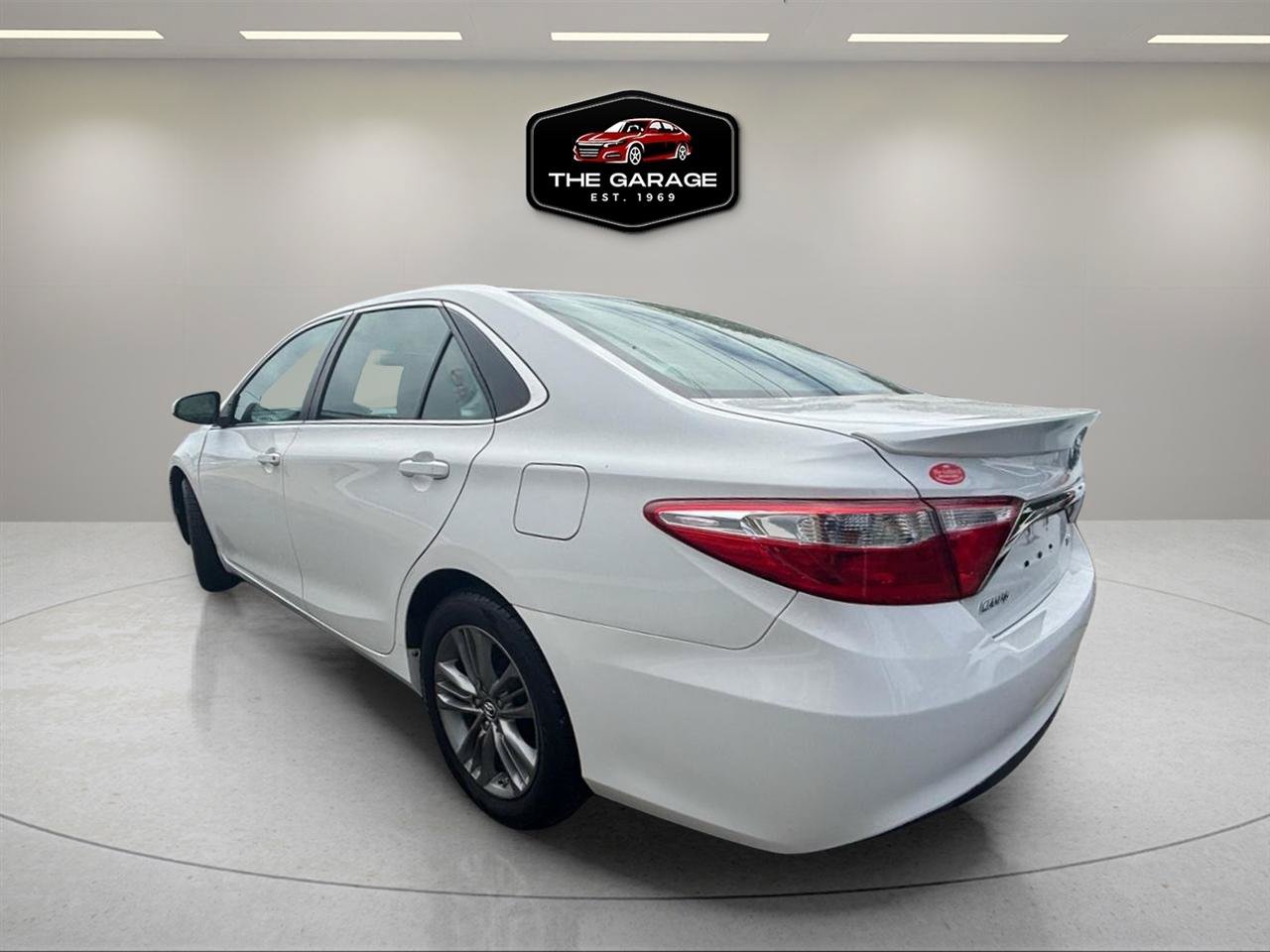 Used 2016 Toyota Camry SE w/ Moonroof Package FWD image 3