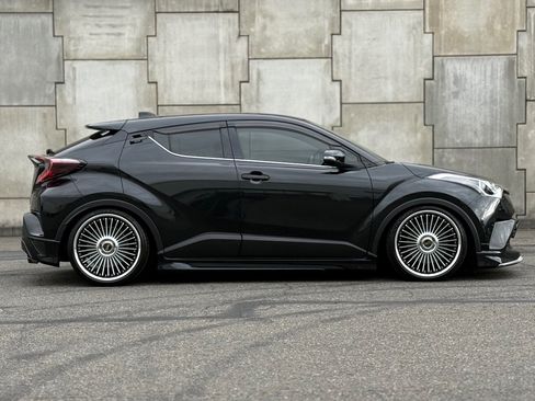 Used 2019 Toyota C-HR Limited FWD image 2