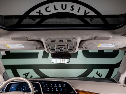 Used 2021 Cadillac Escalade Sport Platinum w/ LPO, ONYX Package image 9