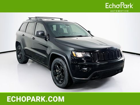 Used 2018 Jeep Grand Cherokee Laredo image 1