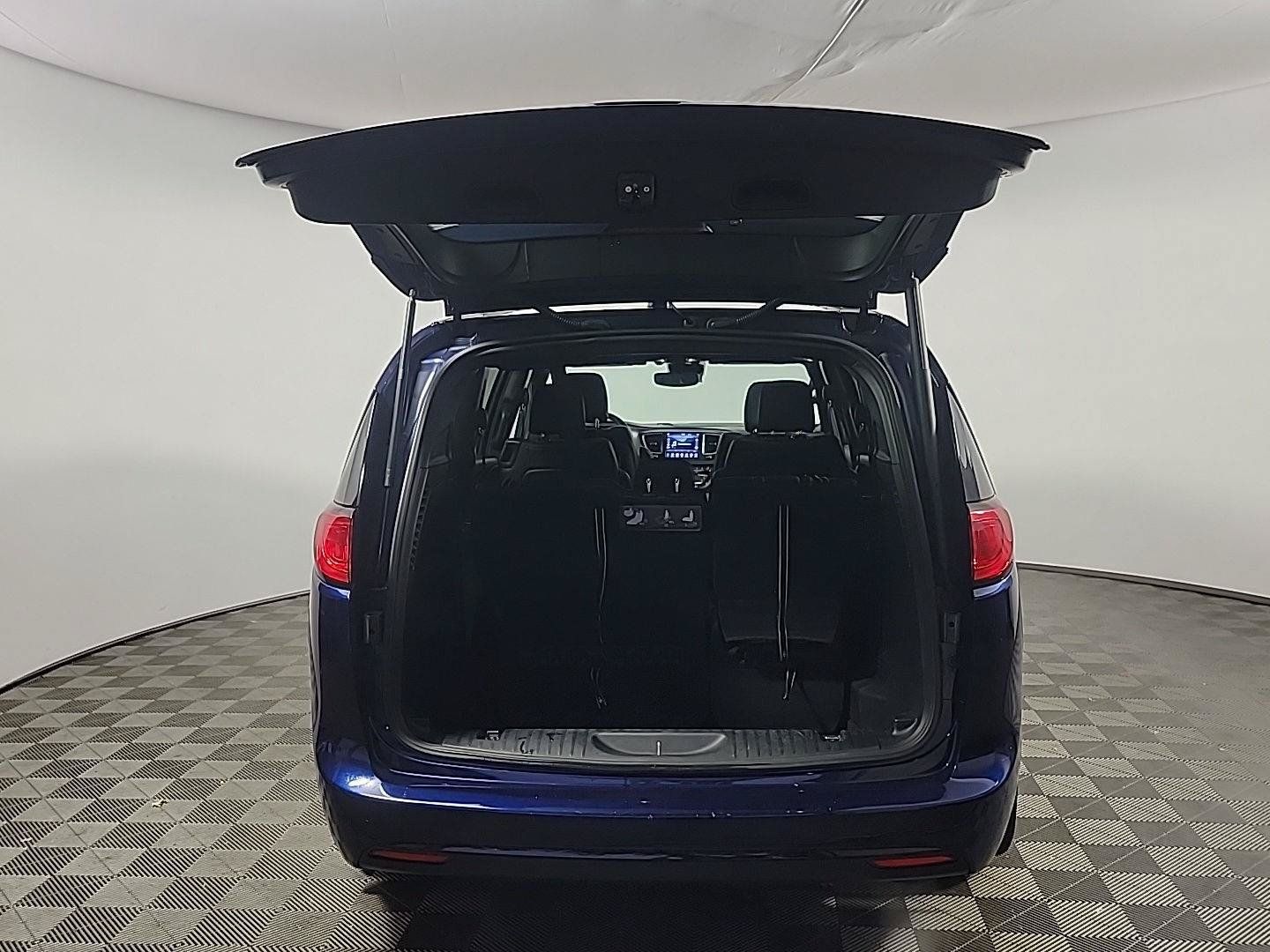 Used 2019 Chrysler Pacifica Touring-L Plus w/ Advanced Safetytec Group FWD image 6