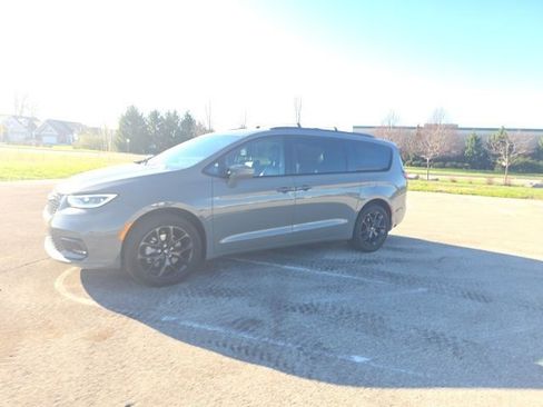 Certified 2021 Chrysler Pacifica Touring-L w/ Uconnect Theater Family Group image 2