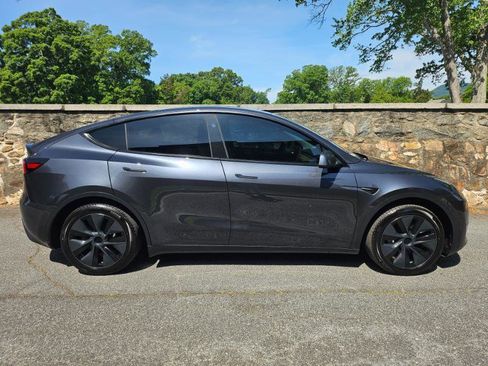 Used 2025 Tesla Model Y Long Range RWD image 10