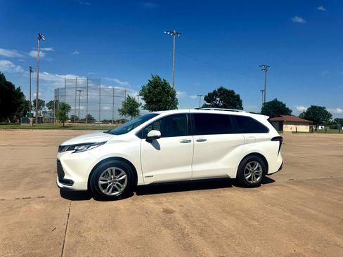 Used 2021 Toyota Sienna Limited image 2