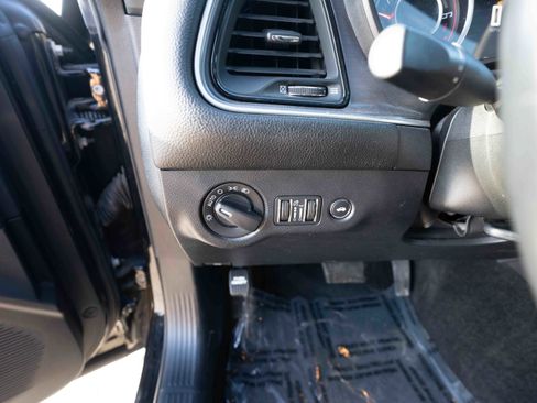 Used 2015 Dodge Challenger SXT image 11