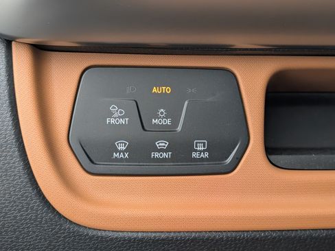Used 2025 Volkswagen ID. Buzz Pro S Plus w/ Cupholders Package AWD/4WD image 24