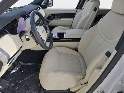 Certified 2025 Land Rover Range Rover SE image 16